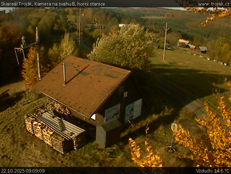 Skiareál Troják - Kamera na svahu B, horní stanice - 22.10.2025 v 09:09 Skiareál Troják - Kamera na svahu B, horní stanice - 22.10.2025 v 09:09