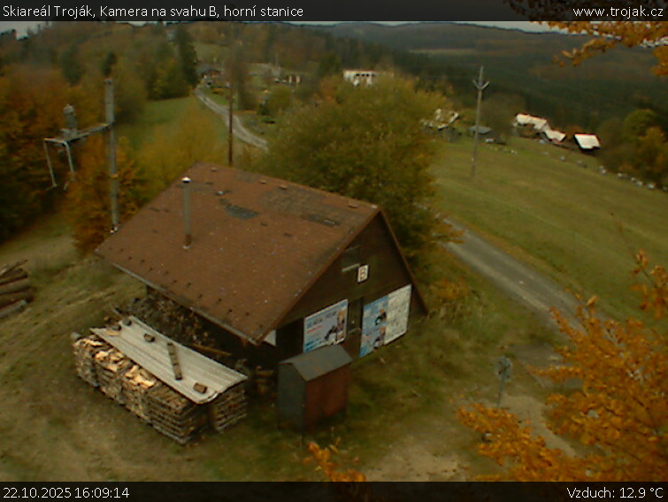 Skiareál Troják - Kamera na svahu B, horní stanice - 22.10.2025 v 16:09 Skiareál Troják - Kamera na svahu B, horní stanice - 22.10.2025 v 16:09