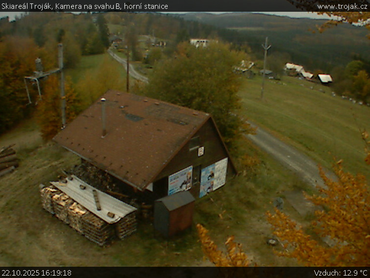 Skiareál Troják - Kamera na svahu B, horní stanice - 22.10.2025 v 16:19 Skiareál Troják - Kamera na svahu B, horní stanice - 22.10.2025 v 16:19