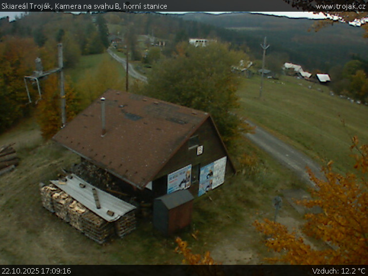 Skiareál Troják - Kamera na svahu B, horní stanice - 22.10.2025 v 17:09 Skiareál Troják - Kamera na svahu B, horní stanice - 22.10.2025 v 17:09