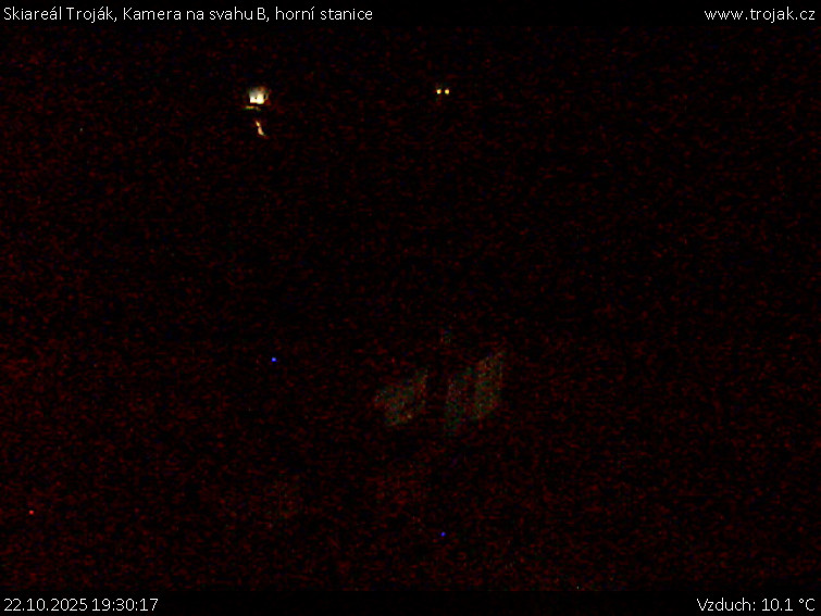 Skiareál Troják - Kamera na svahu B, horní stanice - 22.10.2025 v 19:30 Skiareál Troják - Kamera na svahu B, horní stanice - 22.10.2025 v 19:30
