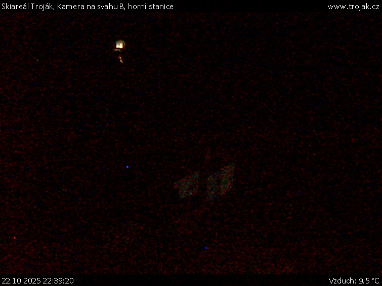 Skiareál Troják - Kamera na svahu B, horní stanice - 22.10.2025 v 22:39 Skiareál Troják - Kamera na svahu B, horní stanice - 22.10.2025 v 22:39