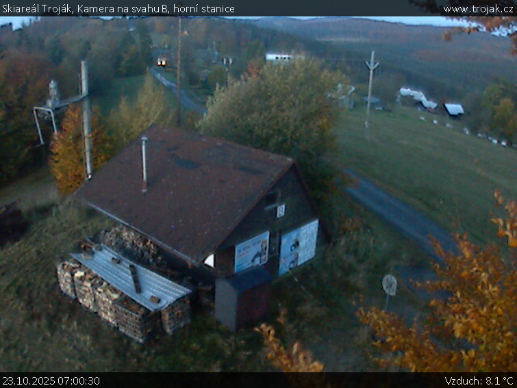 Skiareál Troják - Kamera na svahu B, horní stanice - 23.10.2025 v 07:00 Skiareál Troják - Kamera na svahu B, horní stanice - 23.10.2025 v 07:00