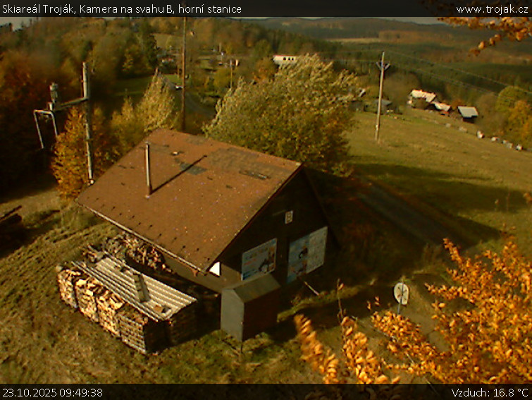 Skiareál Troják - Kamera na svahu B, horní stanice - 23.10.2025 v 09:49 Skiareál Troják - Kamera na svahu B, horní stanice - 23.10.2025 v 09:49