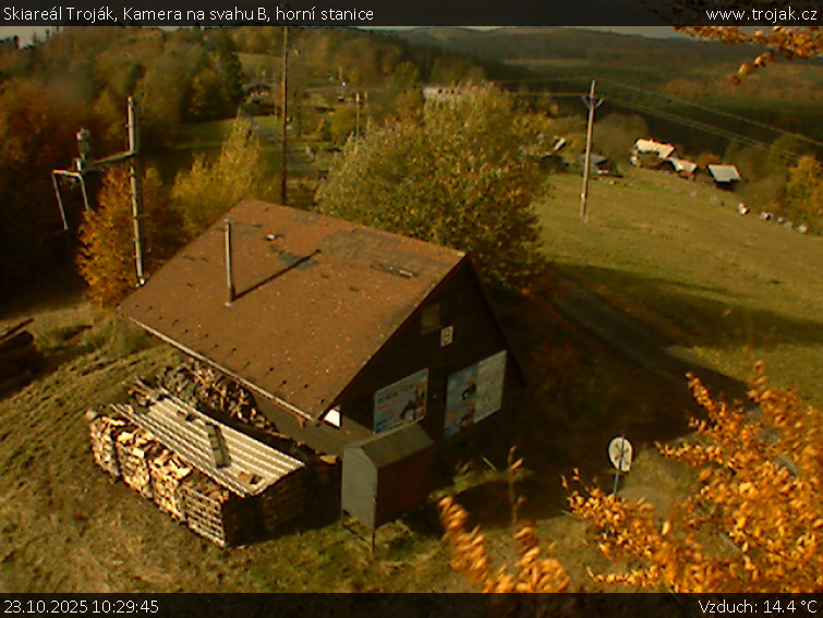 Skiareál Troják - Kamera na svahu B, horní stanice - 23.10.2025 v 10:29 Skiareál Troják - Kamera na svahu B, horní stanice - 23.10.2025 v 10:29