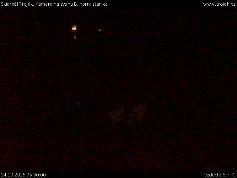 Skiareál Troják - Kamera na svahu B, horní stanice - 24.10.2025 v 05:30 Skiareál Troják - Kamera na svahu B, horní stanice - 24.10.2025 v 05:30