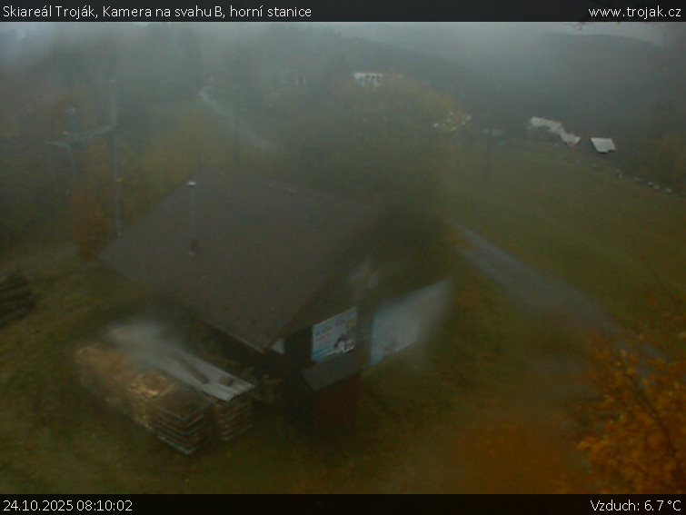 Skiareál Troják - Kamera na svahu B, horní stanice - 24.10.2025 v 08:10 Skiareál Troják - Kamera na svahu B, horní stanice - 24.10.2025 v 08:10