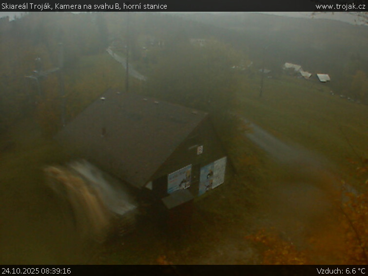 Skiareál Troják - Kamera na svahu B, horní stanice - 24.10.2025 v 08:39 Skiareál Troják - Kamera na svahu B, horní stanice - 24.10.2025 v 08:39