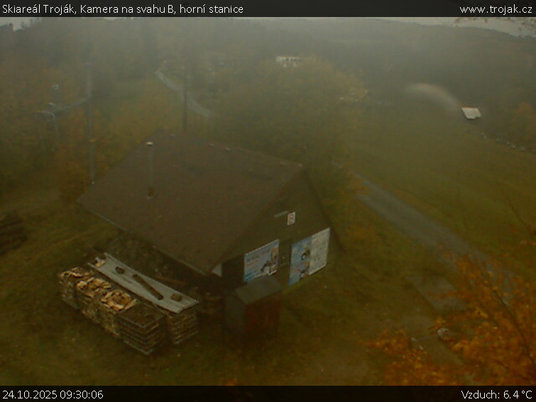 Skiareál Troják - Kamera na svahu B, horní stanice - 24.10.2025 v 09:30 Skiareál Troják - Kamera na svahu B, horní stanice - 24.10.2025 v 09:30
