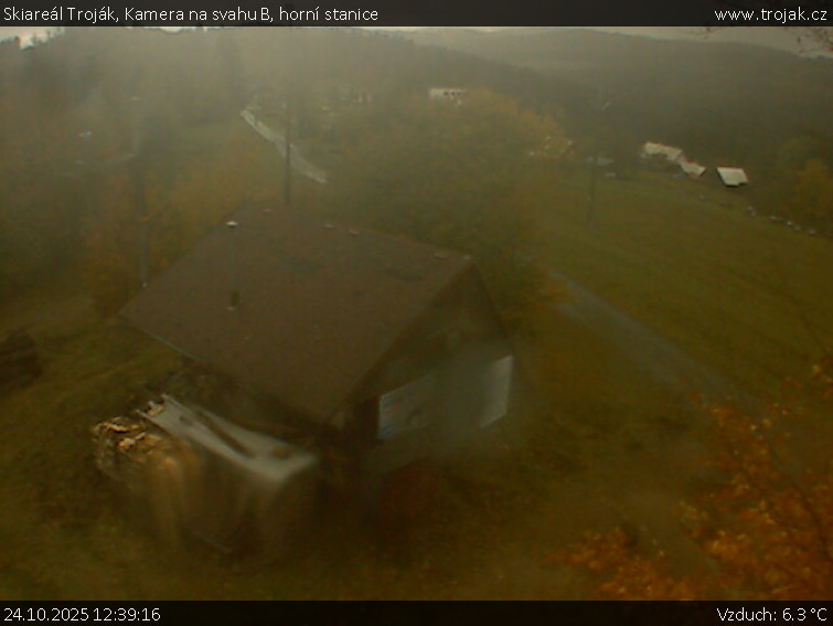 Skiareál Troják - Kamera na svahu B, horní stanice - 24.10.2025 v 12:39 Skiareál Troják - Kamera na svahu B, horní stanice - 24.10.2025 v 12:39