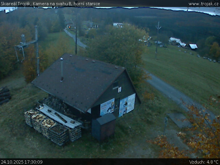 Skiareál Troják - Kamera na svahu B, horní stanice - 24.10.2025 v 17:30 Skiareál Troják - Kamera na svahu B, horní stanice - 24.10.2025 v 17:30