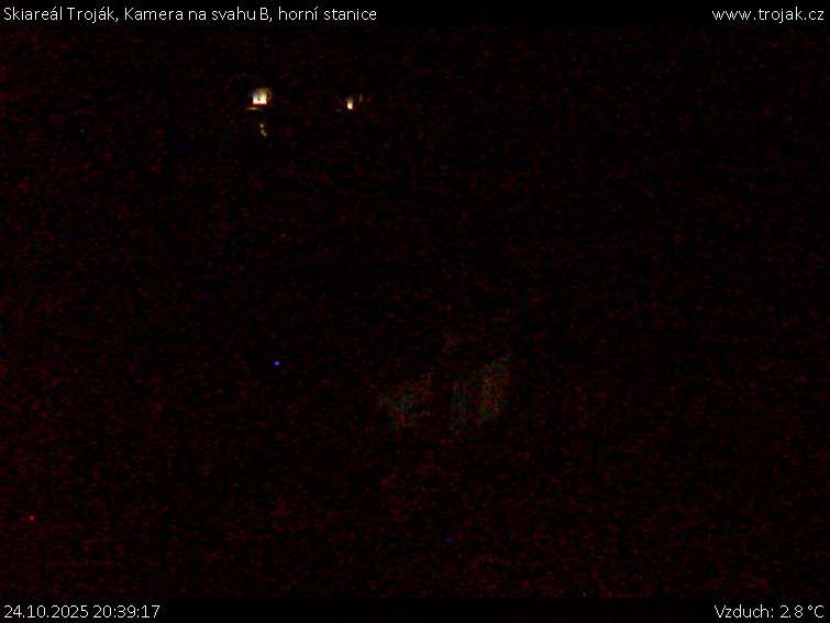 Skiareál Troják - Kamera na svahu B, horní stanice - 24.10.2025 v 20:39 Skiareál Troják - Kamera na svahu B, horní stanice - 24.10.2025 v 20:39