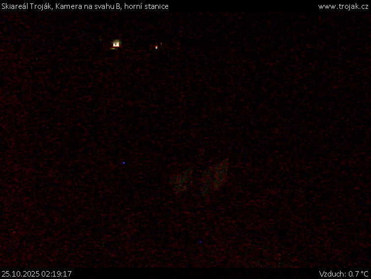 Skiareál Troják - Kamera na svahu B, horní stanice - 25.10.2025 v 02:19 Skiareál Troják - Kamera na svahu B, horní stanice - 25.10.2025 v 02:19