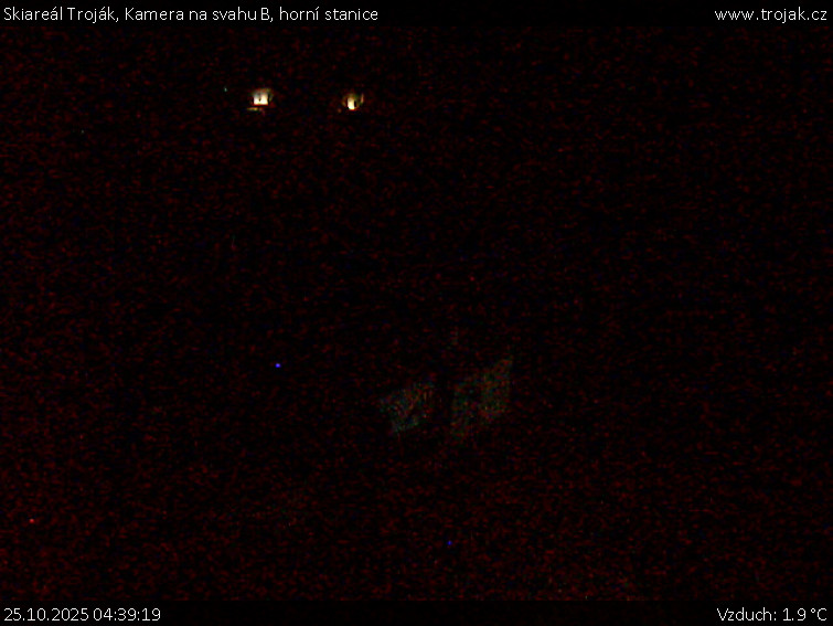 Skiareál Troják - Kamera na svahu B, horní stanice - 25.10.2025 v 04:39 Skiareál Troják - Kamera na svahu B, horní stanice - 25.10.2025 v 04:39