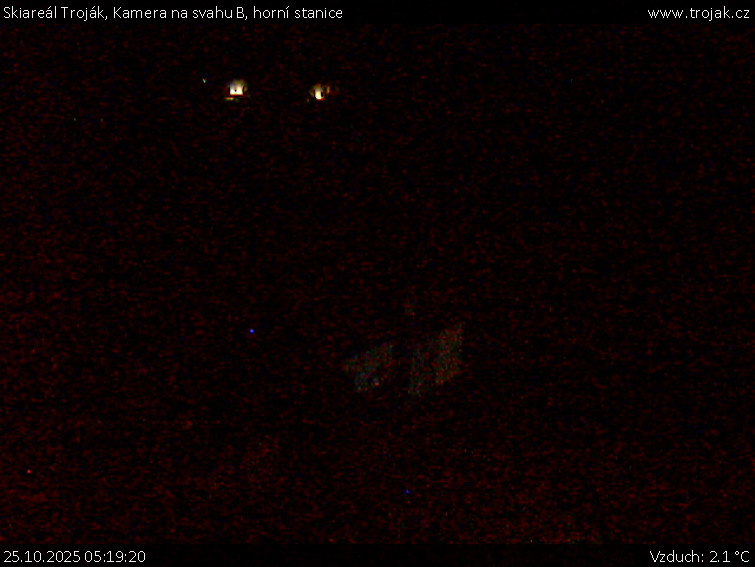 Skiareál Troják - Kamera na svahu B, horní stanice - 25.10.2025 v 05:19 Skiareál Troják - Kamera na svahu B, horní stanice - 25.10.2025 v 05:19