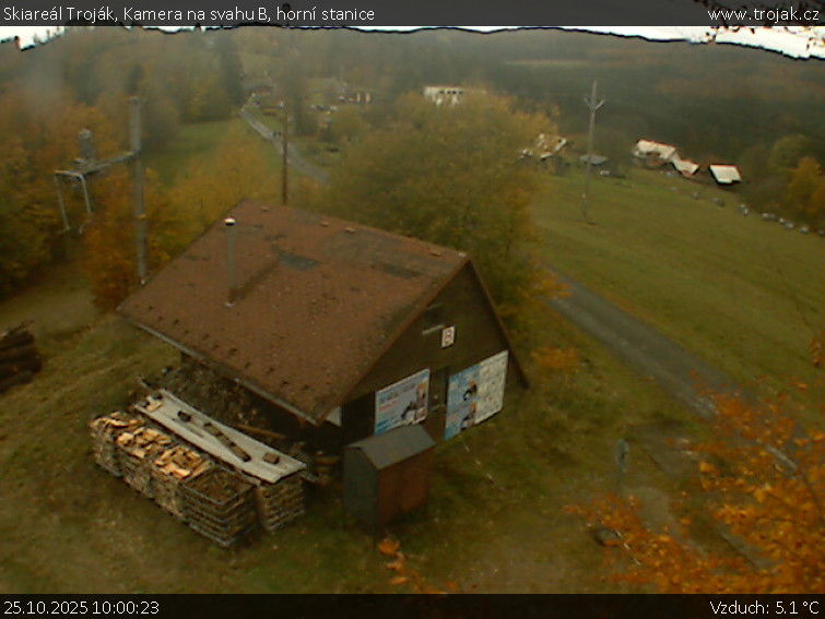 Skiareál Troják - Kamera na svahu B, horní stanice - 25.10.2025 v 10:00 Skiareál Troják - Kamera na svahu B, horní stanice - 25.10.2025 v 10:00