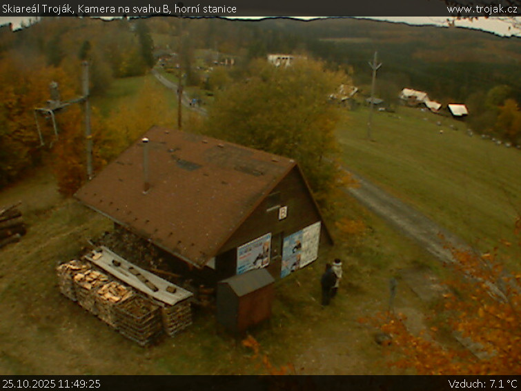 Skiareál Troják - Kamera na svahu B, horní stanice - 25.10.2025 v 11:49 Skiareál Troják - Kamera na svahu B, horní stanice - 25.10.2025 v 11:49