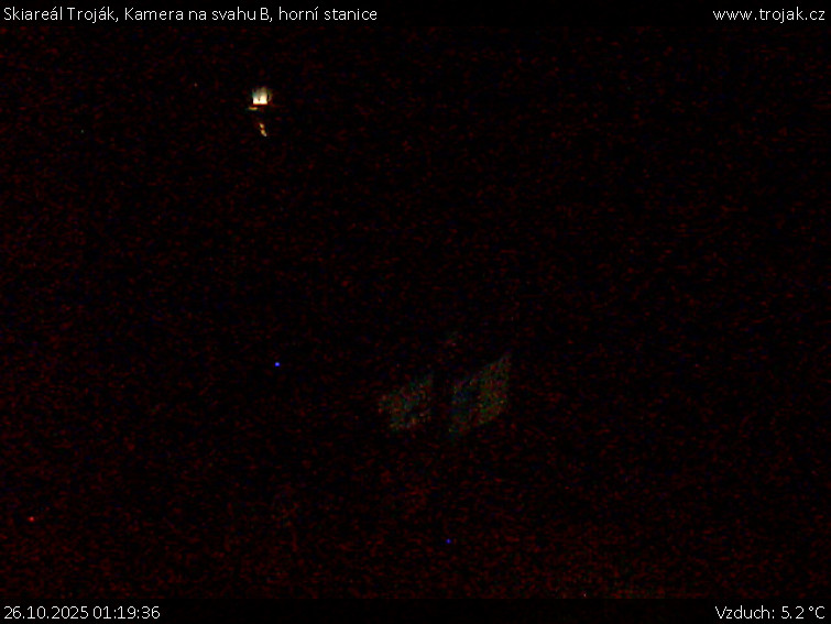 Skiareál Troják - Kamera na svahu B, horní stanice - 26.10.2025 v 01:19 Skiareál Troják - Kamera na svahu B, horní stanice - 26.10.2025 v 01:19