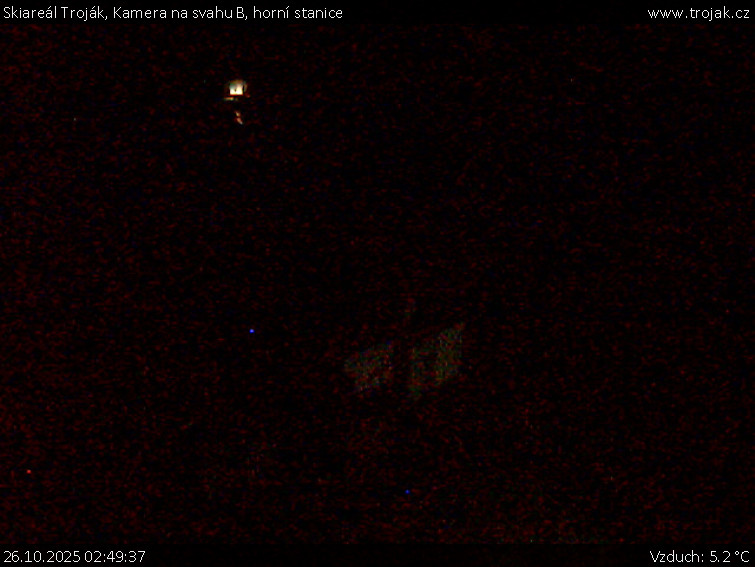 Skiareál Troják - Kamera na svahu B, horní stanice - 26.10.2025 v 02:49 Skiareál Troják - Kamera na svahu B, horní stanice - 26.10.2025 v 02:49