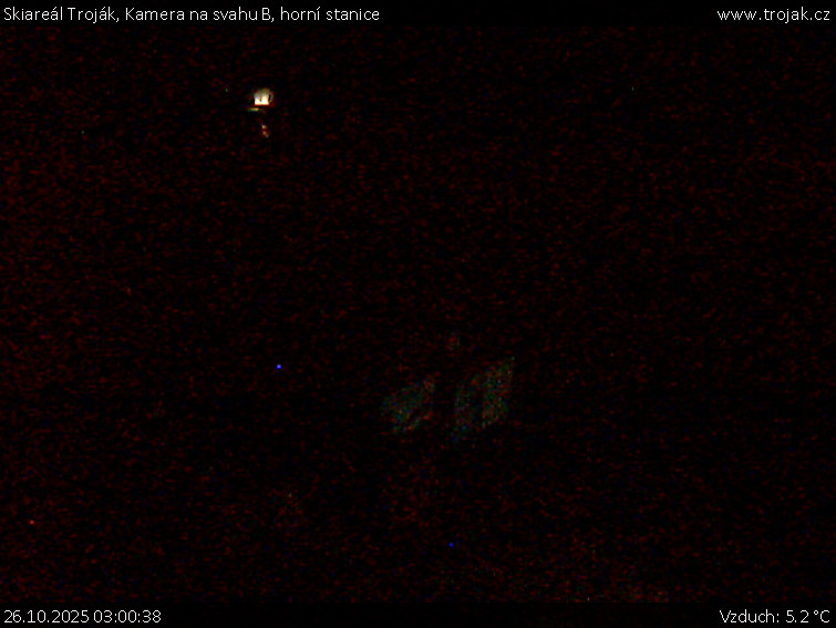 Skiareál Troják - Kamera na svahu B, horní stanice - 26.10.2025 v 03:00 Skiareál Troják - Kamera na svahu B, horní stanice - 26.10.2025 v 03:00