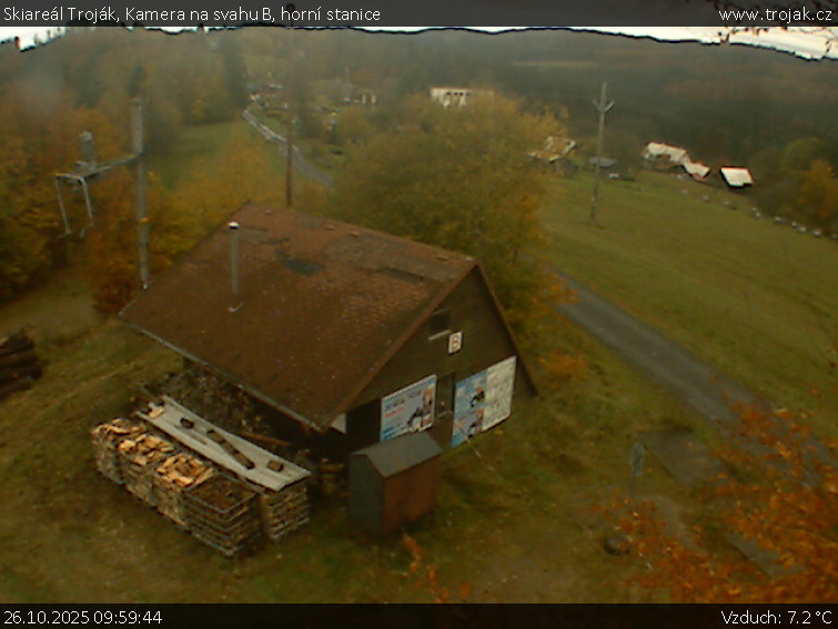 Skiareál Troják - Kamera na svahu B, horní stanice - 26.10.2025 v 09:59 Skiareál Troják - Kamera na svahu B, horní stanice - 26.10.2025 v 09:59
