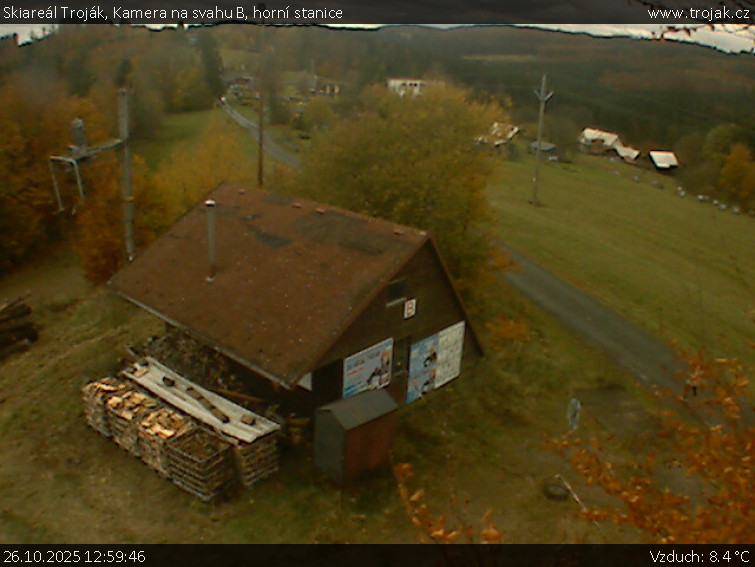 Skiareál Troják - Kamera na svahu B, horní stanice - 26.10.2025 v 12:59 Skiareál Troják - Kamera na svahu B, horní stanice - 26.10.2025 v 12:59