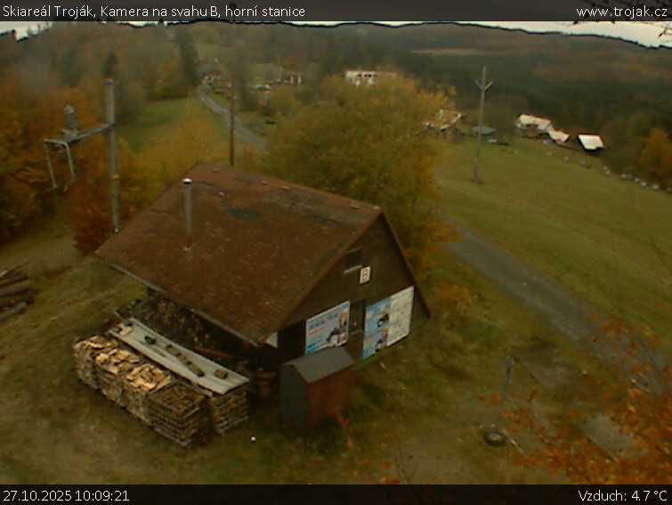 Skiareál Troják - Kamera na svahu B, horní stanice - 27.10.2025 v 10:09 Skiareál Troják - Kamera na svahu B, horní stanice - 27.10.2025 v 10:09