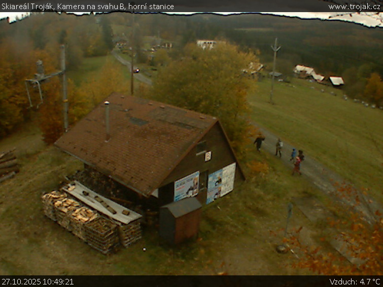 Skiareál Troják - Kamera na svahu B, horní stanice - 27.10.2025 v 10:49 Skiareál Troják - Kamera na svahu B, horní stanice - 27.10.2025 v 10:49