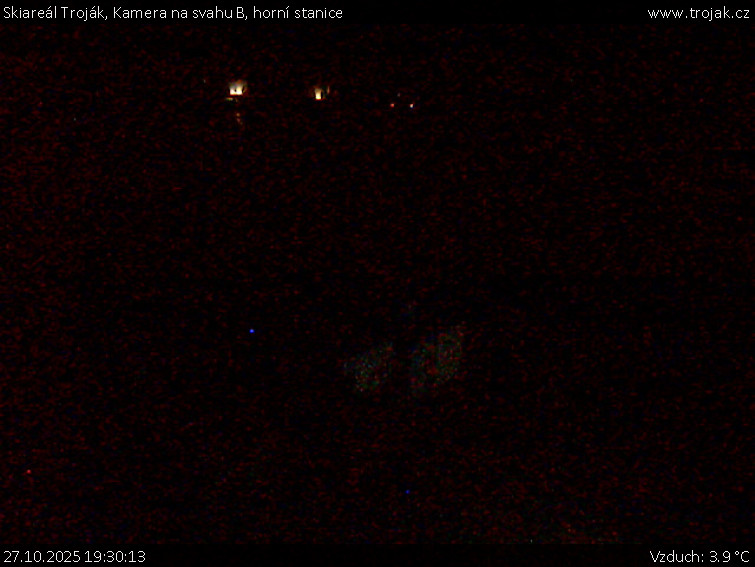 Skiareál Troják - Kamera na svahu B, horní stanice - 27.10.2025 v 19:30 Skiareál Troják - Kamera na svahu B, horní stanice - 27.10.2025 v 19:30