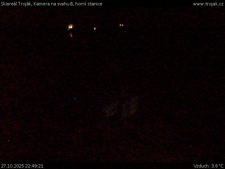 Skiareál Troják - Kamera na svahu B, horní stanice - 27.10.2025 v 22:49 Skiareál Troják - Kamera na svahu B, horní stanice - 27.10.2025 v 22:49