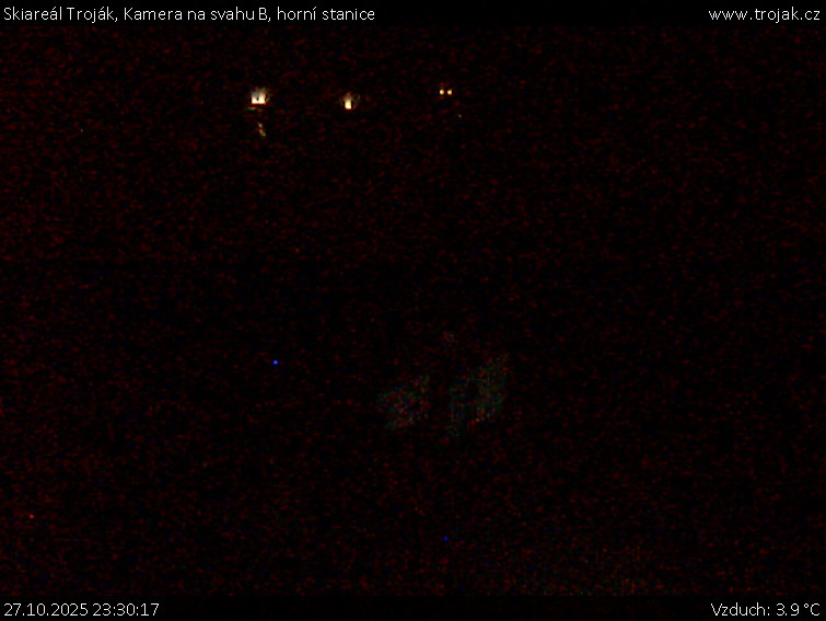 Skiareál Troják - Kamera na svahu B, horní stanice - 27.10.2025 v 23:30 Skiareál Troják - Kamera na svahu B, horní stanice - 27.10.2025 v 23:30
