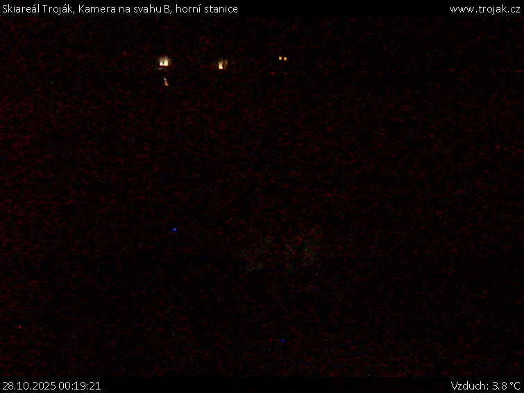 Skiareál Troják - Kamera na svahu B, horní stanice - 28.10.2025 v 00:19 Skiareál Troják - Kamera na svahu B, horní stanice - 28.10.2025 v 00:19