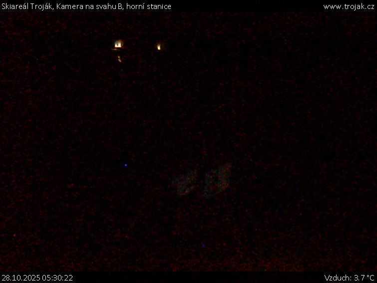 Skiareál Troják - Kamera na svahu B, horní stanice - 28.10.2025 v 05:30 Skiareál Troják - Kamera na svahu B, horní stanice - 28.10.2025 v 05:30