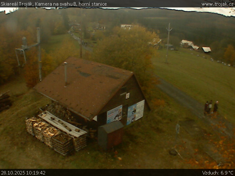 Skiareál Troják - Kamera na svahu B, horní stanice - 28.10.2025 v 10:19 Skiareál Troják - Kamera na svahu B, horní stanice - 28.10.2025 v 10:19