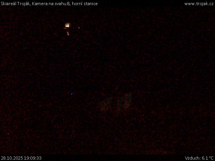 Skiareál Troják - Kamera na svahu B, horní stanice - 28.10.2025 v 19:09 Skiareál Troják - Kamera na svahu B, horní stanice - 28.10.2025 v 19:09