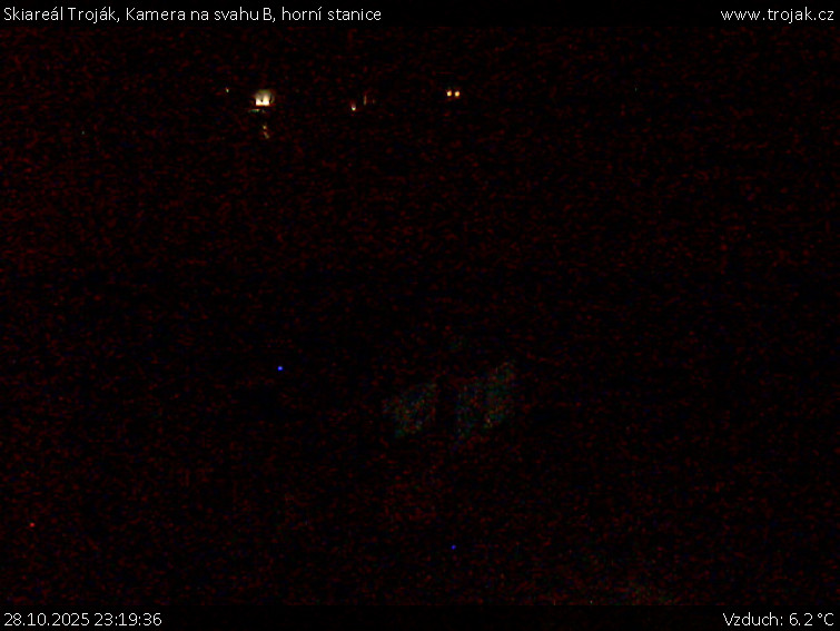 Skiareál Troják - Kamera na svahu B, horní stanice - 28.10.2025 v 23:19 Skiareál Troják - Kamera na svahu B, horní stanice - 28.10.2025 v 23:19