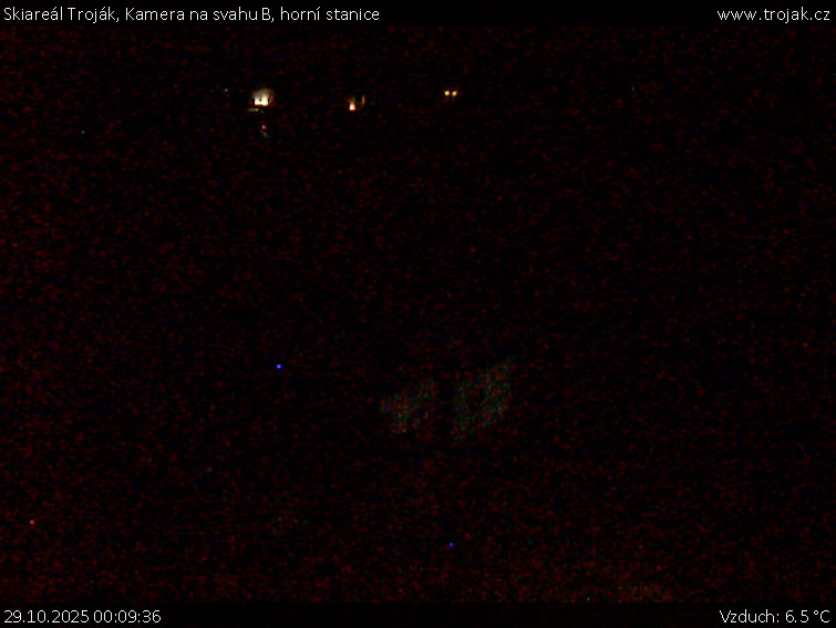Skiareál Troják - Kamera na svahu B, horní stanice - 29.10.2025 v 00:09 Skiareál Troják - Kamera na svahu B, horní stanice - 29.10.2025 v 00:09
