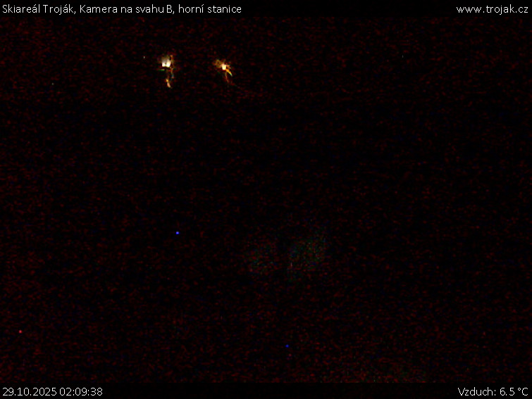 Skiareál Troják - Kamera na svahu B, horní stanice - 29.10.2025 v 02:09 Skiareál Troják - Kamera na svahu B, horní stanice - 29.10.2025 v 02:09