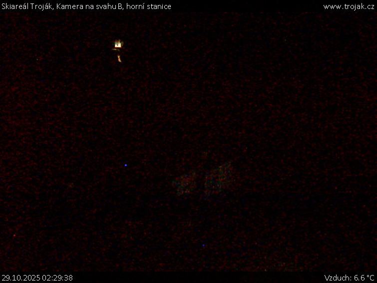 Skiareál Troják - Kamera na svahu B, horní stanice - 29.10.2025 v 02:29 Skiareál Troják - Kamera na svahu B, horní stanice - 29.10.2025 v 02:29