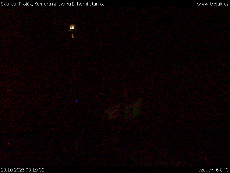 Skiareál Troják - Kamera na svahu B, horní stanice - 29.10.2025 v 03:19 Skiareál Troják - Kamera na svahu B, horní stanice - 29.10.2025 v 03:19