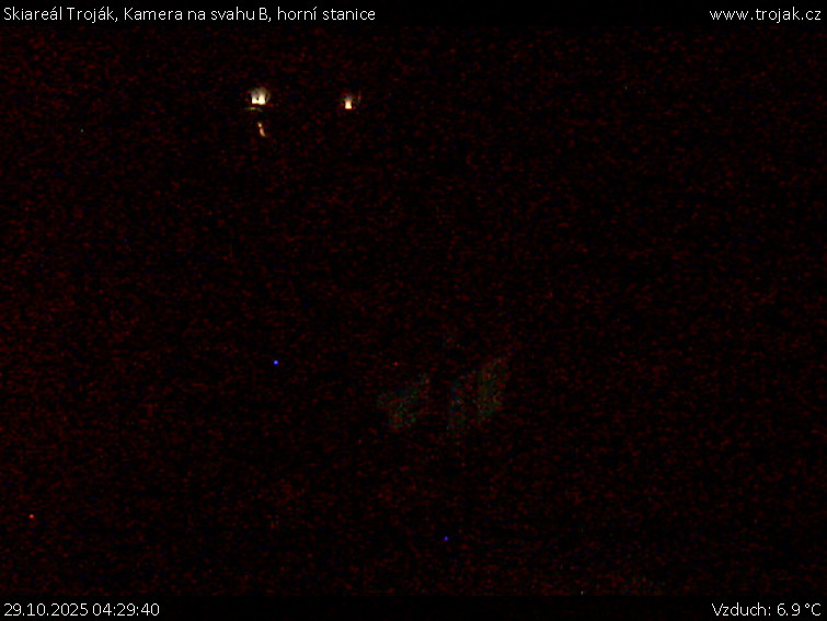 Skiareál Troják - Kamera na svahu B, horní stanice - 29.10.2025 v 04:29 Skiareál Troják - Kamera na svahu B, horní stanice - 29.10.2025 v 04:29