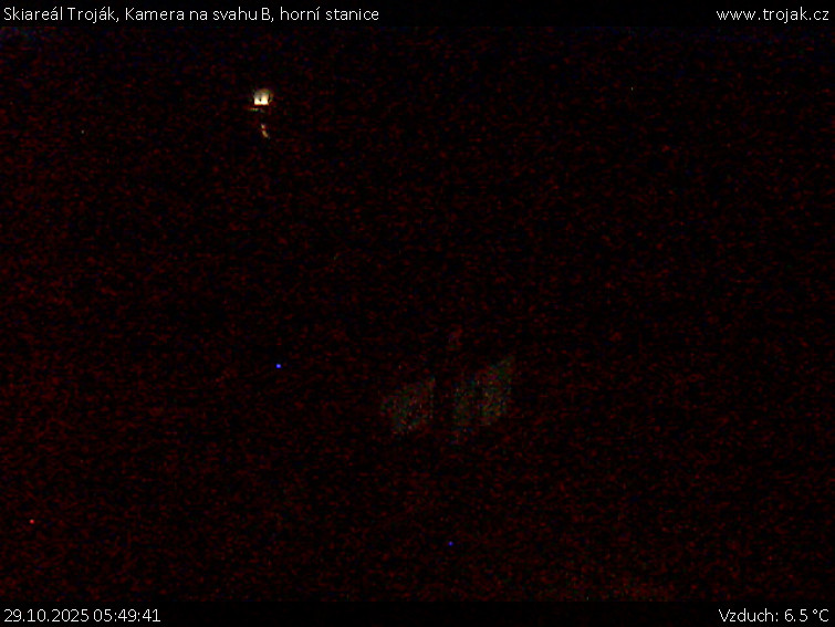 Skiareál Troják - Kamera na svahu B, horní stanice - 29.10.2025 v 05:49 Skiareál Troják - Kamera na svahu B, horní stanice - 29.10.2025 v 05:49