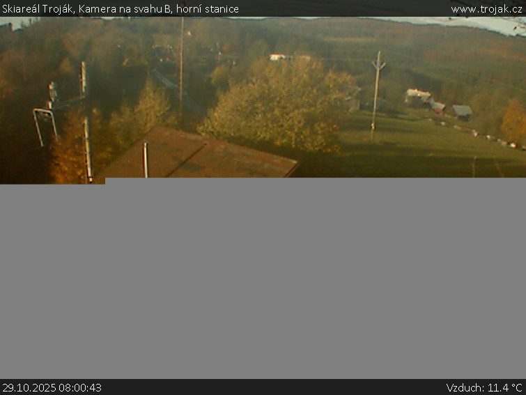 Skiareál Troják - Kamera na svahu B, horní stanice - 29.10.2025 v 08:00 Skiareál Troják - Kamera na svahu B, horní stanice - 29.10.2025 v 08:00