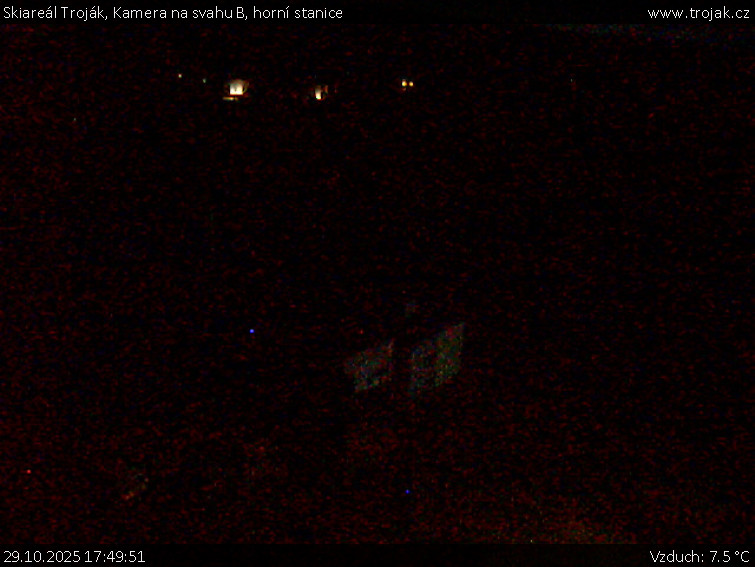 Skiareál Troják - Kamera na svahu B, horní stanice - 29.10.2025 v 17:49 Skiareál Troják - Kamera na svahu B, horní stanice - 29.10.2025 v 17:49