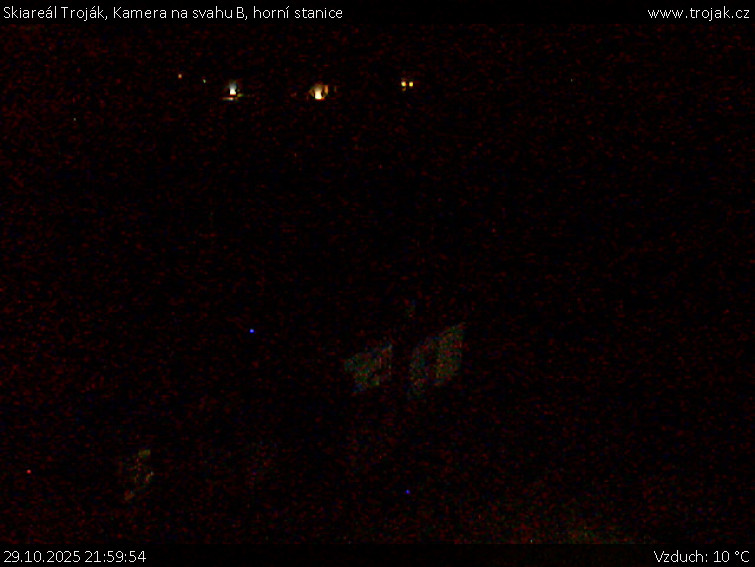 Skiareál Troják - Kamera na svahu B, horní stanice - 29.10.2025 v 21:59 Skiareál Troják - Kamera na svahu B, horní stanice - 29.10.2025 v 21:59