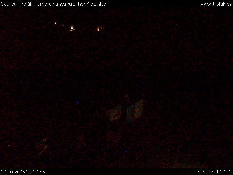 Skiareál Troják - Kamera na svahu B, horní stanice - 29.10.2025 v 23:19 Skiareál Troják - Kamera na svahu B, horní stanice - 29.10.2025 v 23:19