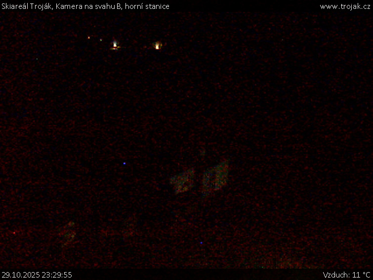 Skiareál Troják - Kamera na svahu B, horní stanice - 29.10.2025 v 23:29 Skiareál Troják - Kamera na svahu B, horní stanice - 29.10.2025 v 23:29