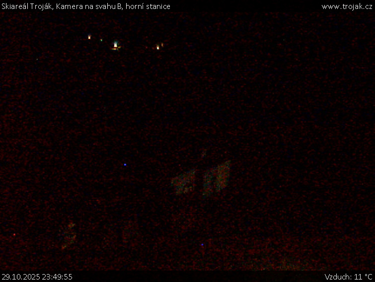 Skiareál Troják - Kamera na svahu B, horní stanice - 29.10.2025 v 23:49 Skiareál Troják - Kamera na svahu B, horní stanice - 29.10.2025 v 23:49