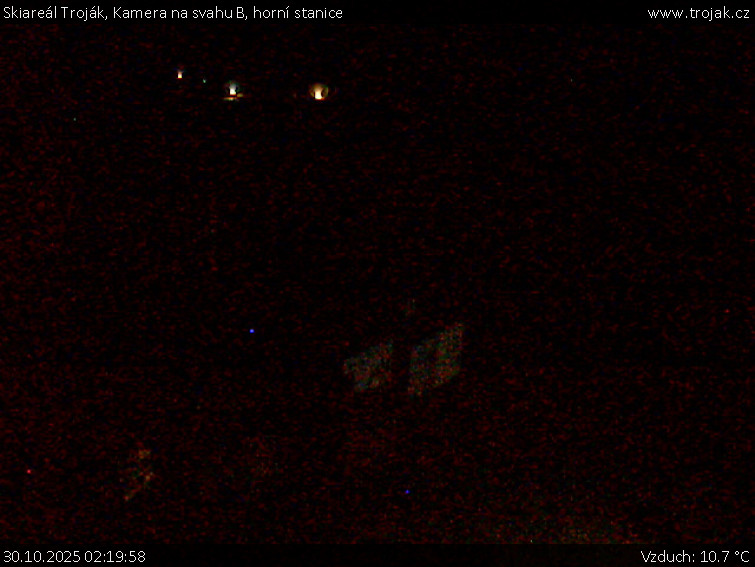 Skiareál Troják - Kamera na svahu B, horní stanice - 30.10.2025 v 02:19 Skiareál Troják - Kamera na svahu B, horní stanice - 30.10.2025 v 02:19