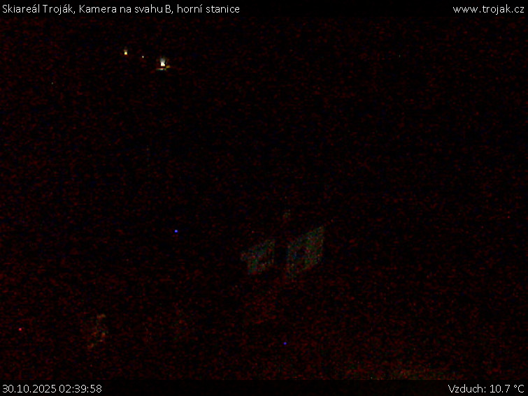 Skiareál Troják - Kamera na svahu B, horní stanice - 30.10.2025 v 02:39 Skiareál Troják - Kamera na svahu B, horní stanice - 30.10.2025 v 02:39